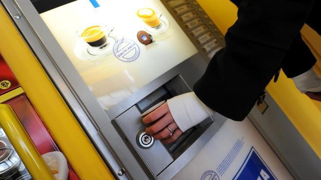 Caffè troppo caro alle macchinette dell’ospedale I volantini di protesta di un professore