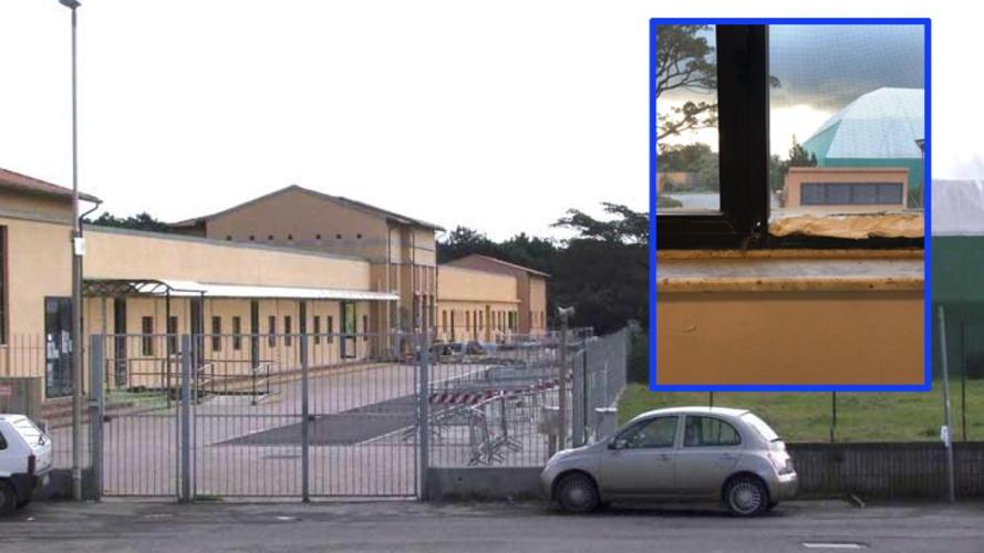 Uno degli ingressi del plesso scolastico e nel riquadro una finestra della scuola rotta
