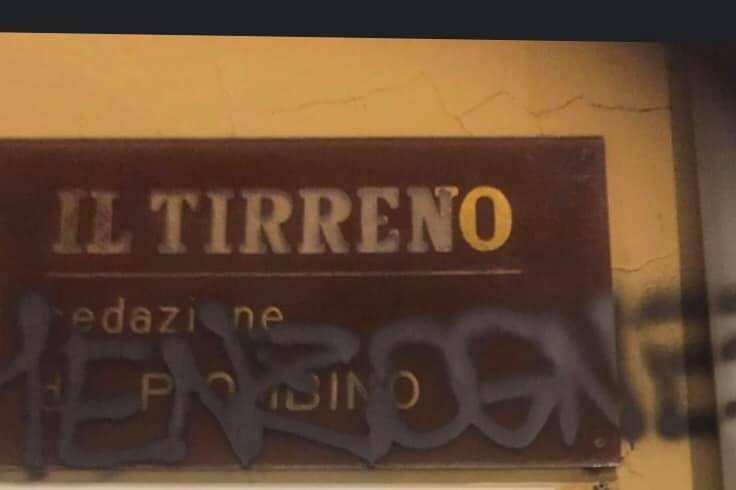 La scritta con la quale è stata imbrattata l'insegna del Tirreno