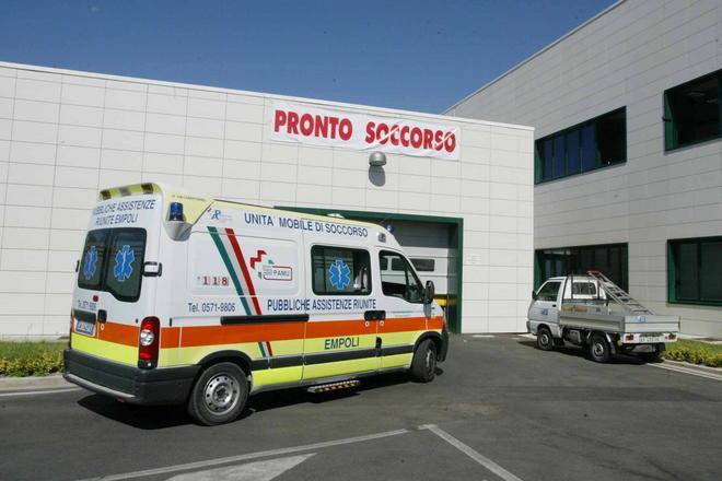 Sale sul tetto per riprendere la palla e cade: ferito 16enne 