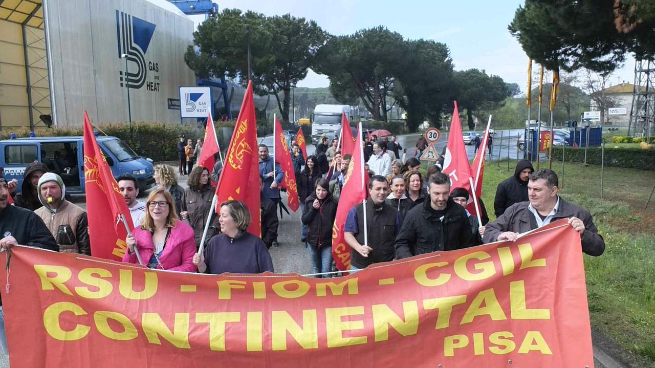 Esuberi all'ex Continental, lavoratori in sciopero. E Rossi si appella a Patuanelli