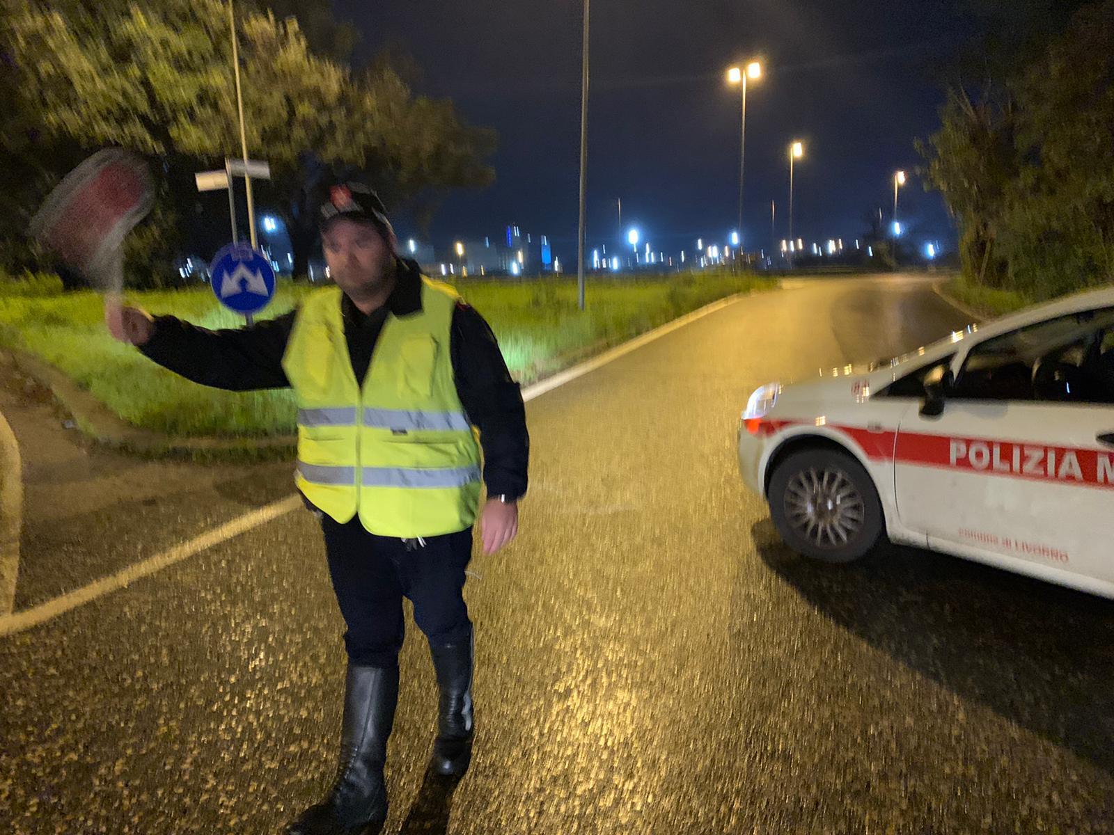 Un agente della polizia municipale sbarra l'accesso al sottopasso di via Firenze (foto Riccardo Repetti/Pentafoto)