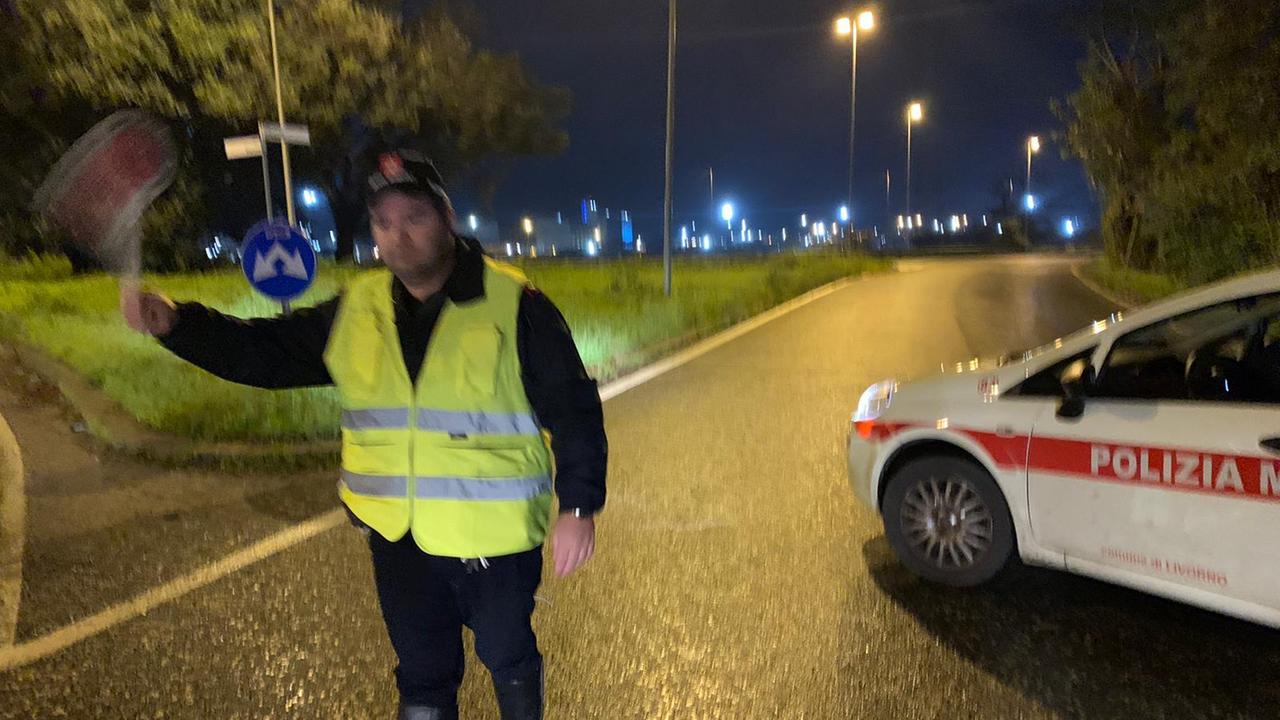 Un agente della polizia municipale sbarra l'accesso al sottopasso di via Firenze (foto Riccardo Repetti/Pentafoto)