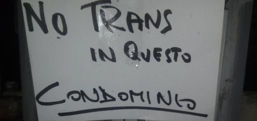 Scritte contro le trans in una palazzina