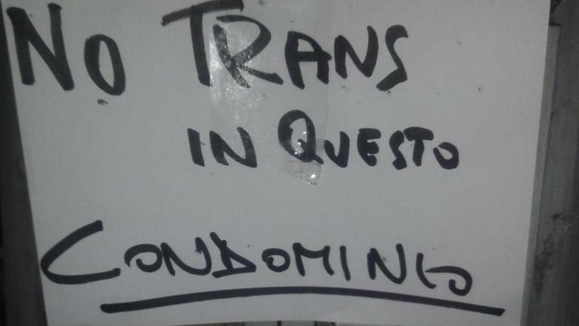Scritte contro le trans in una palazzina