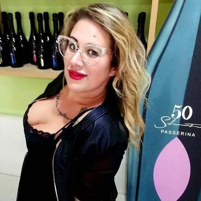 “Caffè e Parole” il bar dove si serve il vino Passerina e Federica sta in tutù 