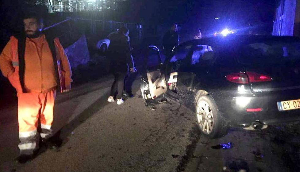 Camion va contro auto: autista incastrato dentro