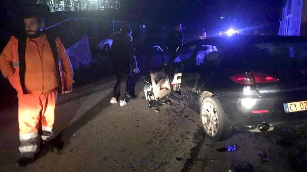 Camion va contro auto: autista incastrato dentro