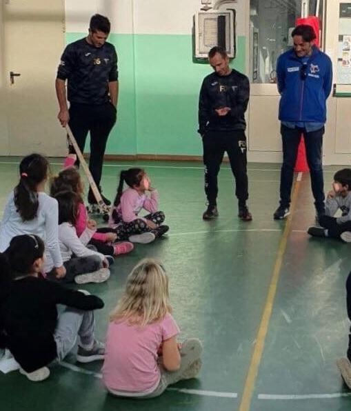 I piccoli viareggini vanno a scuola di hockey e Carnevale