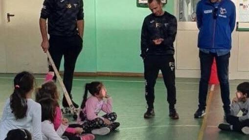 I piccoli viareggini vanno a scuola di hockey e Carnevale