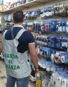 Merce non sicura sugli scaffali sequestrati 15mila prodotti 