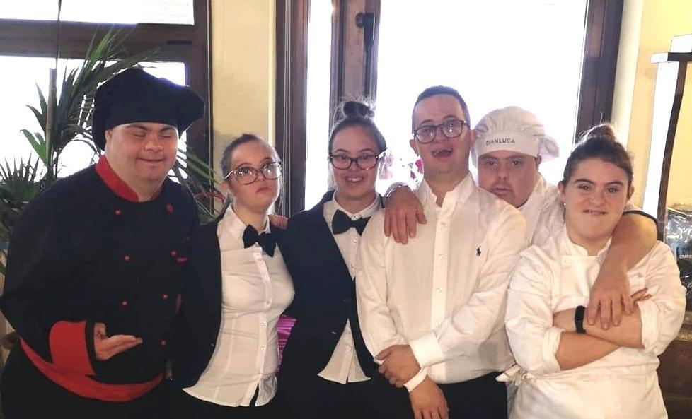 Aipd, cuochi e camerieri provetti per la cena solidale al Moby Dick