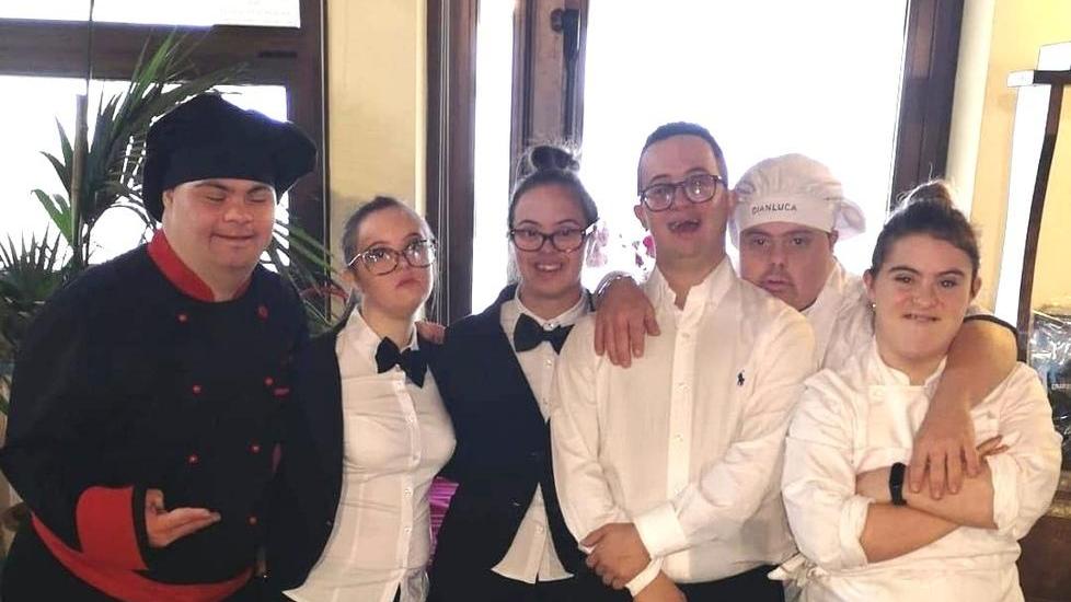 Aipd, cuochi e camerieri provetti per la cena solidale al Moby Dick