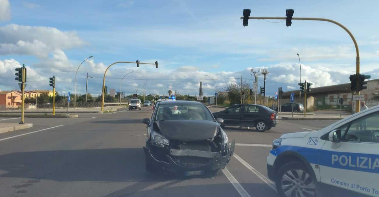 Ennesimo scontro al semaforo spento 