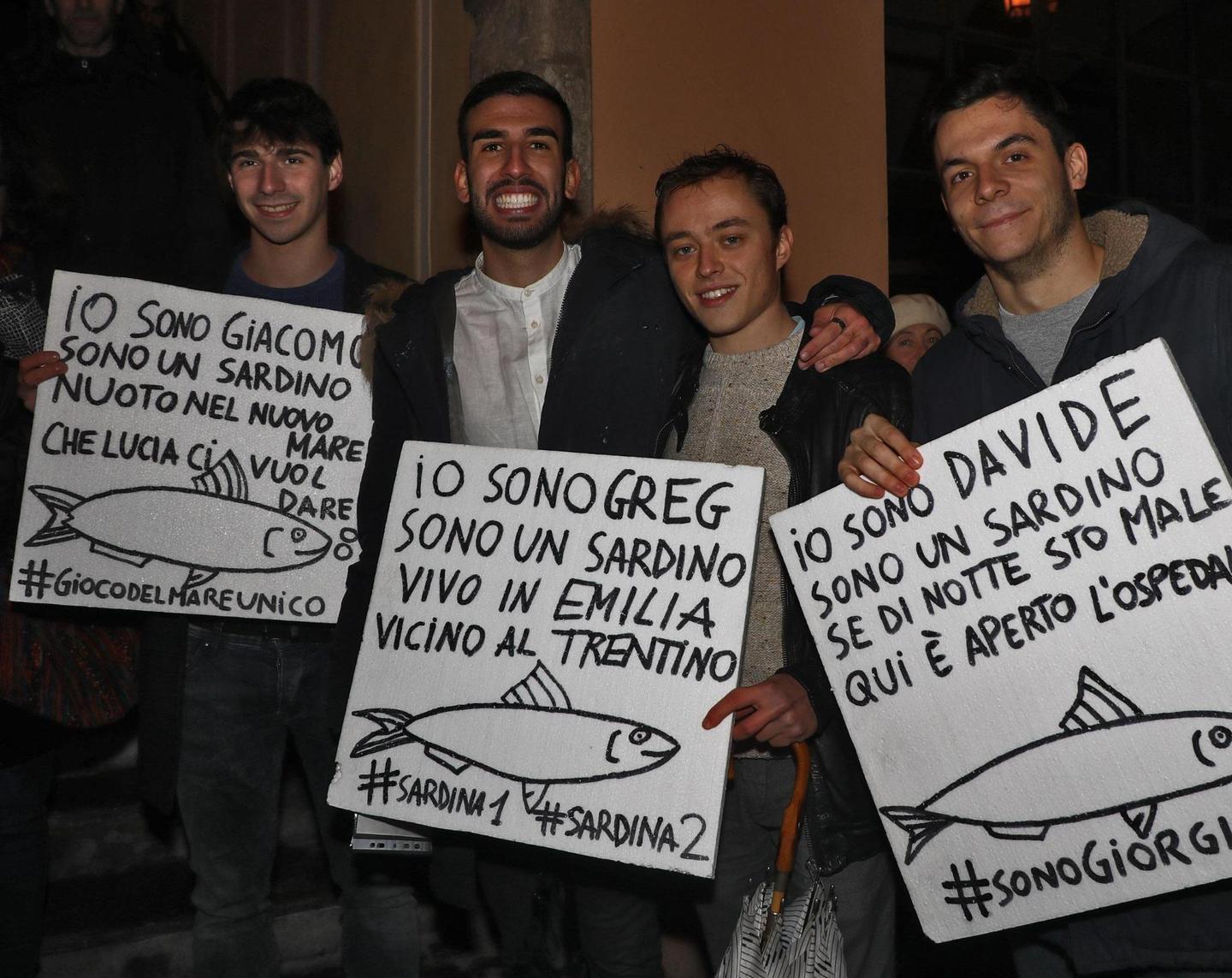Anche in Sardegna le sardine in piazza