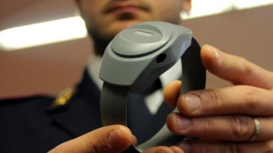 Solo mezza donna a regione tutelata dal braccialetto anti-stalker