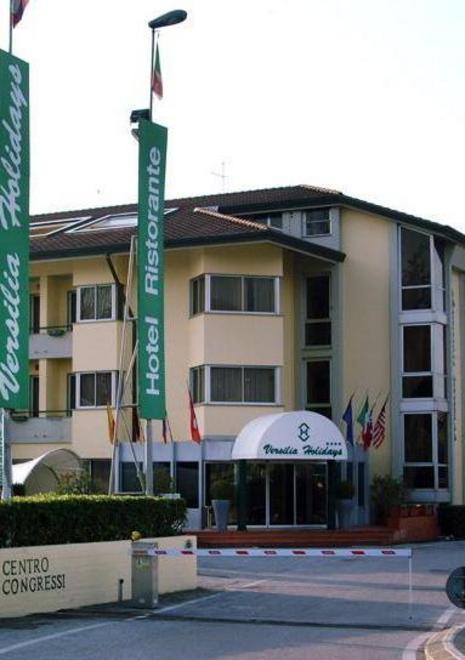 Versilia Holidays, salta l’ampliamento: 9 anni per i permessi 