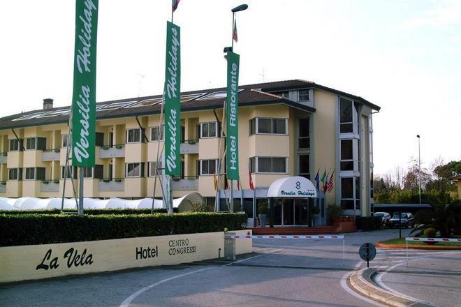 Versilia Holidays, cancellato l’ampliamento 