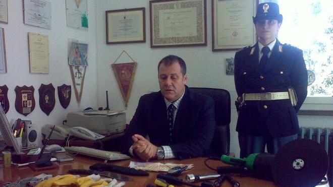 Trovano cocaina nelle tasche del cugino e chiamano la polizia che la sequestra
