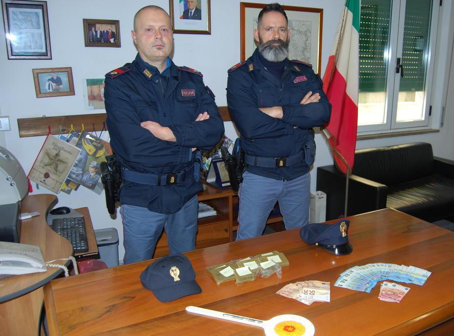 Market della droga in una casa di Marina di Cecina: «Spacciavano hashish ai ragazzini» 