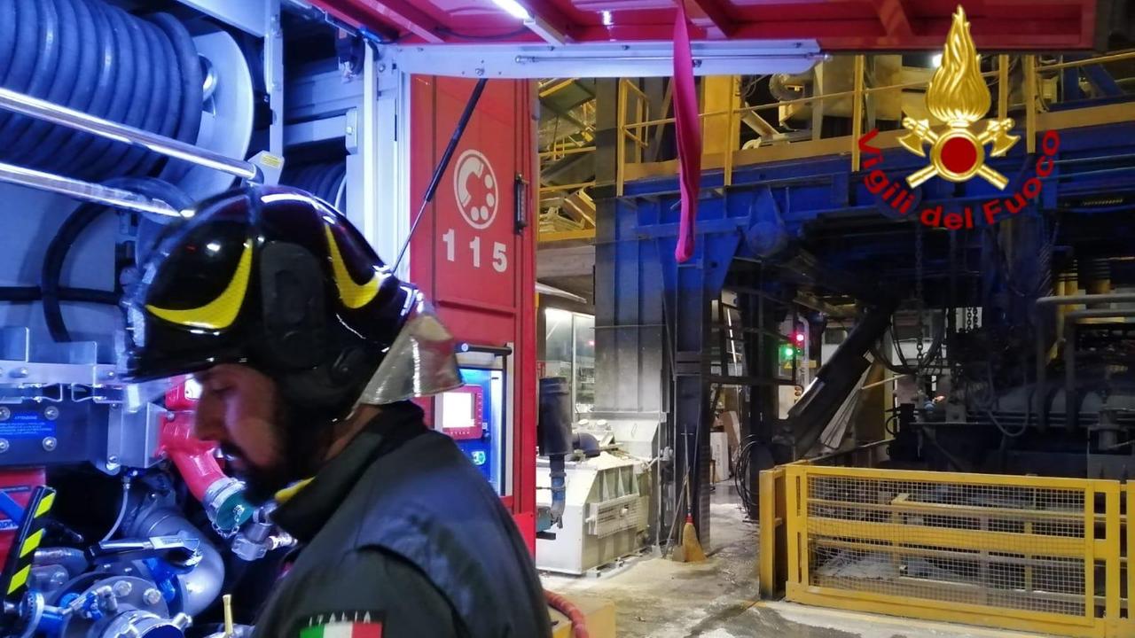 Casalgrande, incendio nella notte dentro le Acciaierie di via XXV Aprile