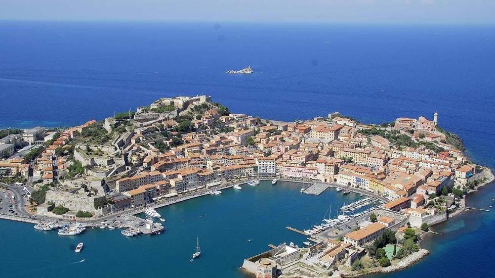 «Altro che rinascita, qui siamo a “Mortoferraio”. La giunta è immobile»