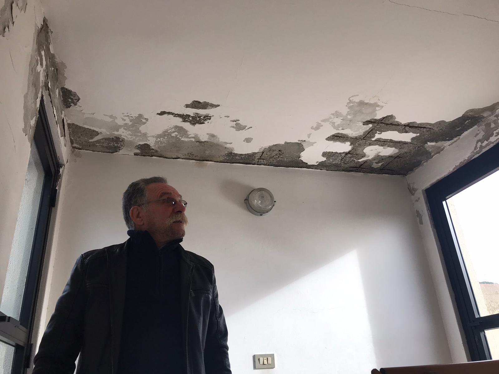 Vincenzo Randazzo nela vano scale della palazzina