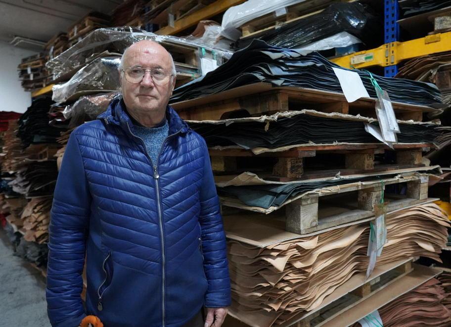 Emilio Caponi nella sua azienda “Lo Stivale” di Santa Croce sull’Arno