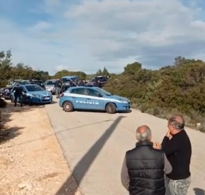 Le forze dell'ordine hanno bloccato la strada che porta a Golgo