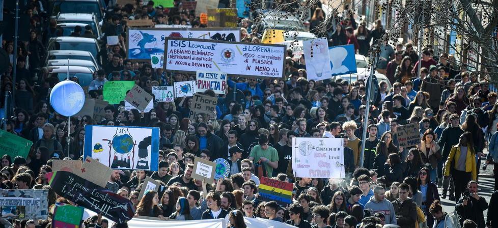La marea di studenti che lo corso marzo hanno manifestato a Grosseto, e in contemporanea in tutto il mondo, per il clima (foto Agenzia Bf)