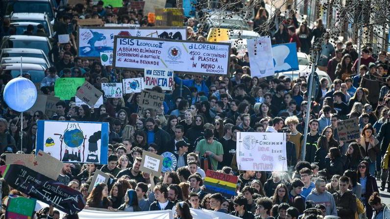 La marea di studenti che lo corso marzo hanno manifestato a Grosseto, e in contemporanea in tutto il mondo, per il clima (foto Agenzia Bf)