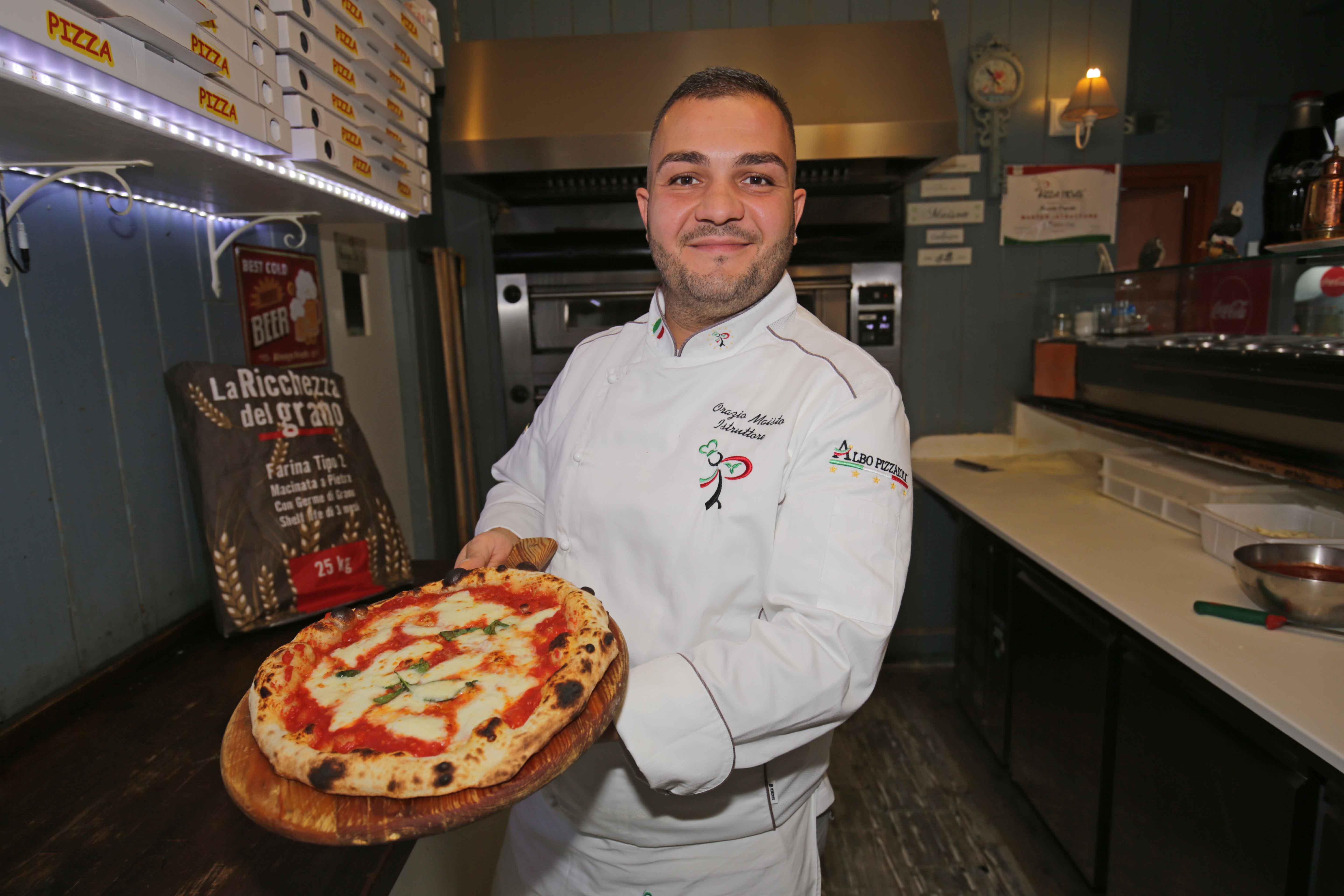 Pizze sfornate a raffica: a Correggio è record da Guinness per il pizzaiolo Maisto 