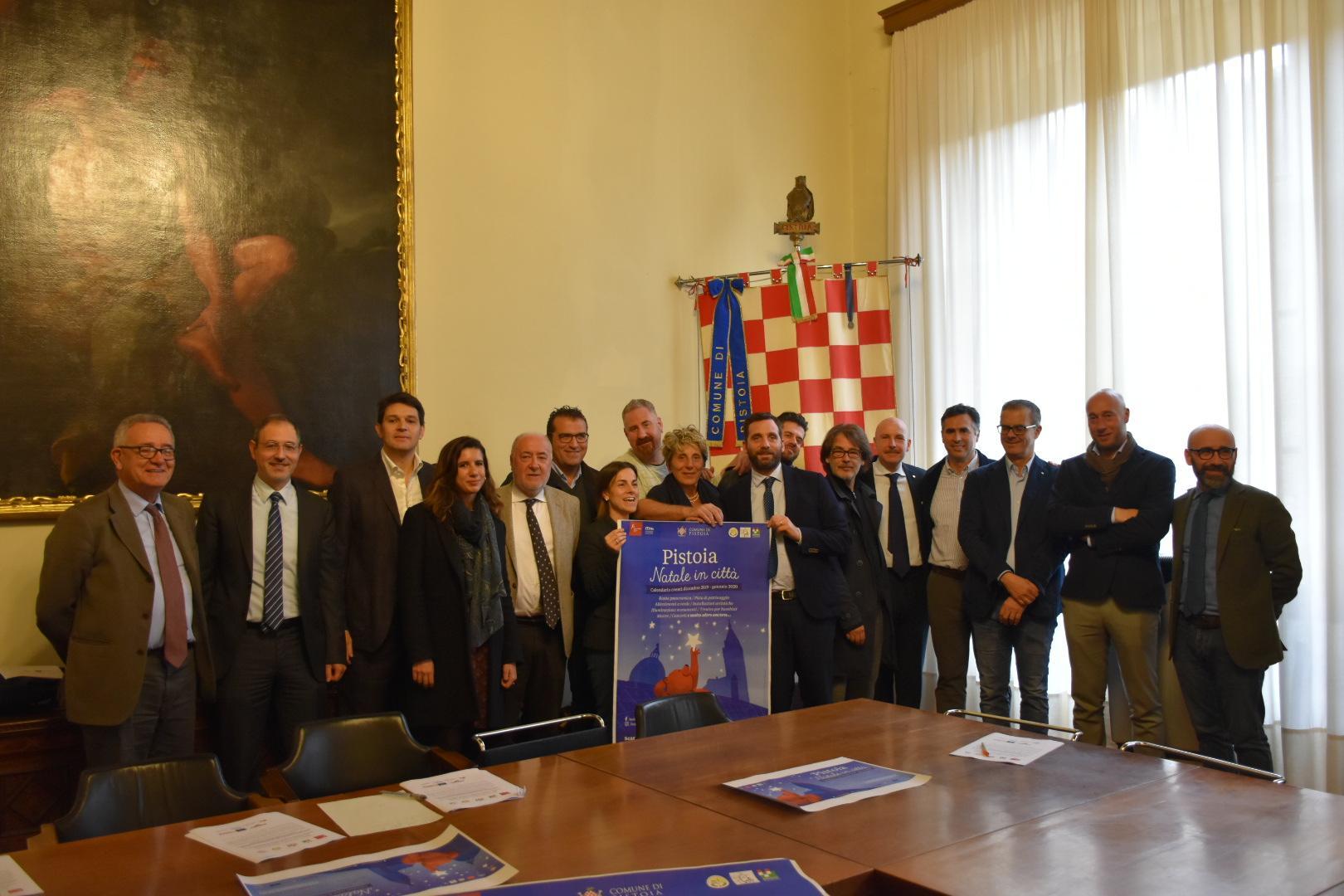 Foto di gruppo per i protagonisti di “Natale in città” a Palazzo comunale