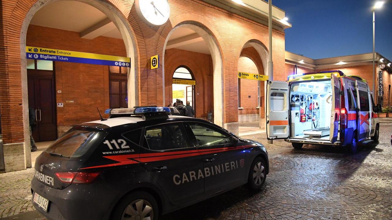Una pattuglia dei carabinieri davanti alla stazione ferroviaria di Pontedera