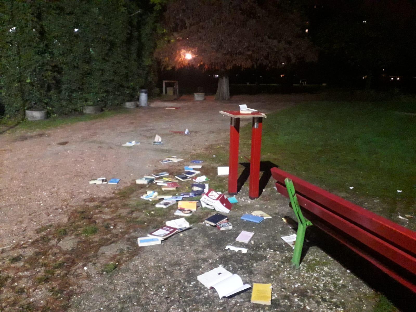 Modena, vandali distruggono la mini-biblioteca dei libri 