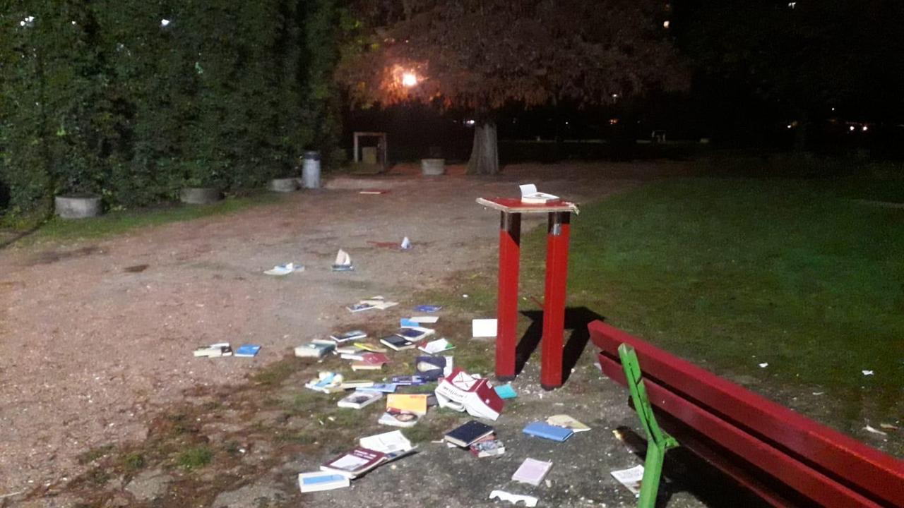 Modena, vandali distruggono la mini-biblioteca dei libri