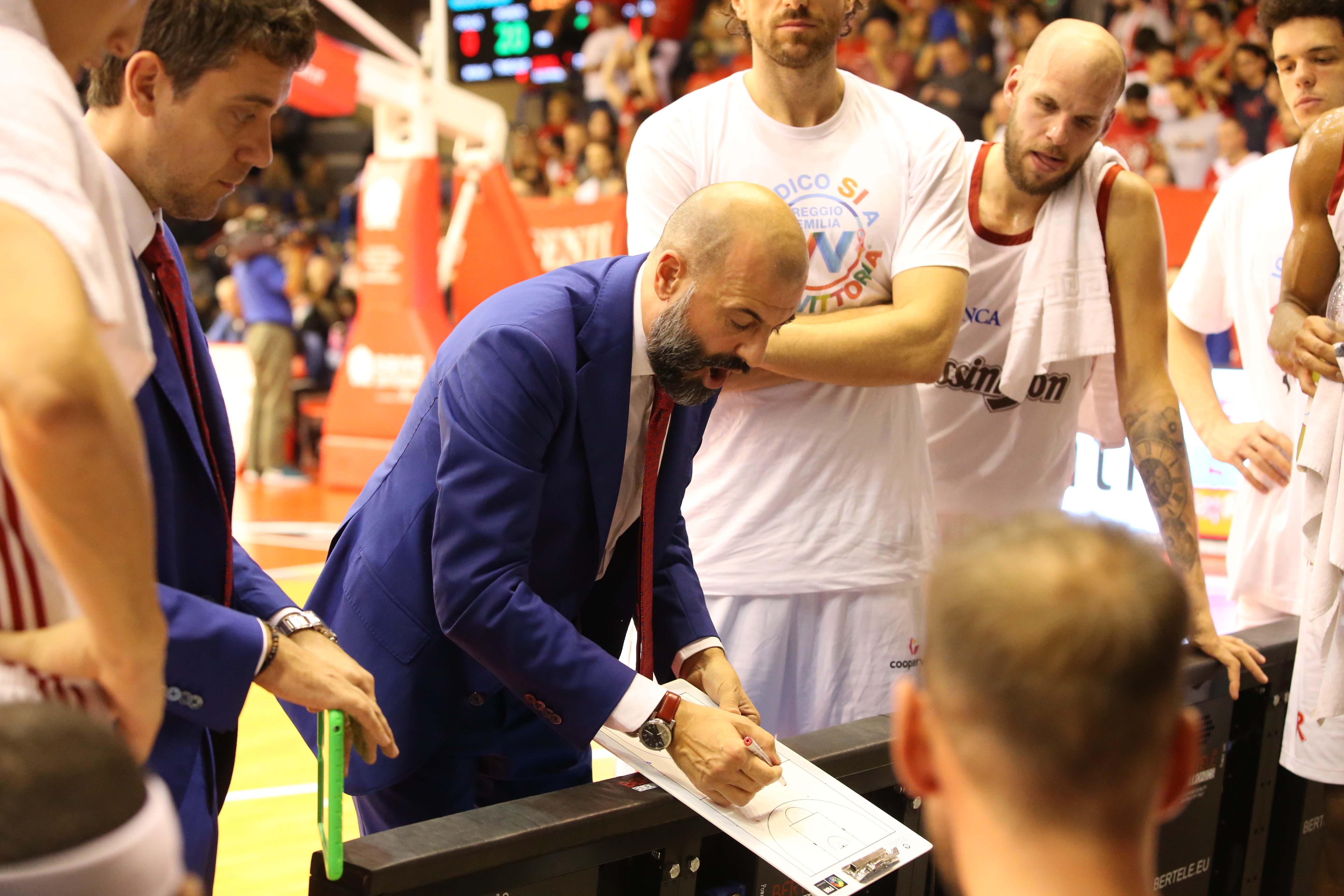 Il coach Maurizio Buscaglia durante un time out