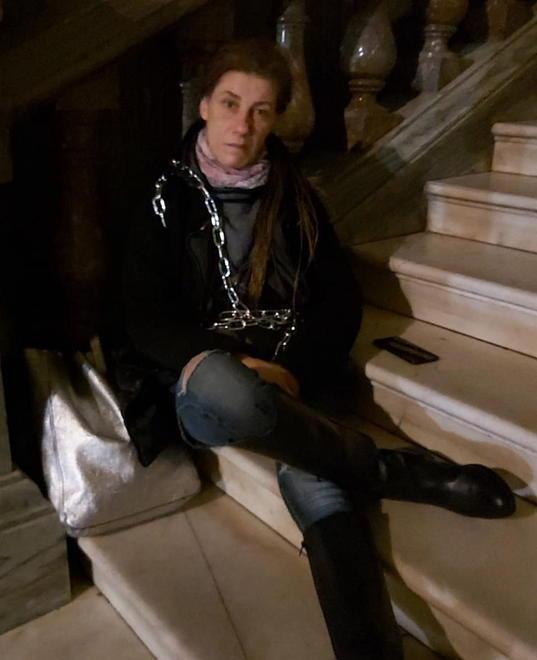 Si barrica in municipio e chiude l’ingresso con una catena 
