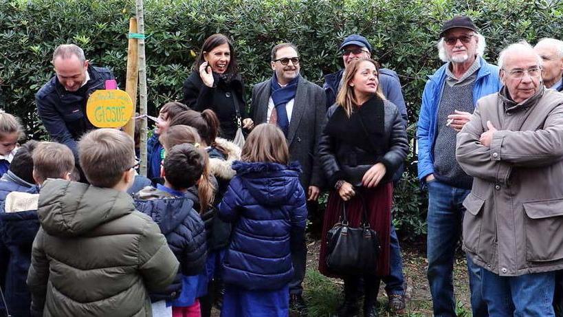 Gli alberi non ci sono più? Allora li piantano gli alunni