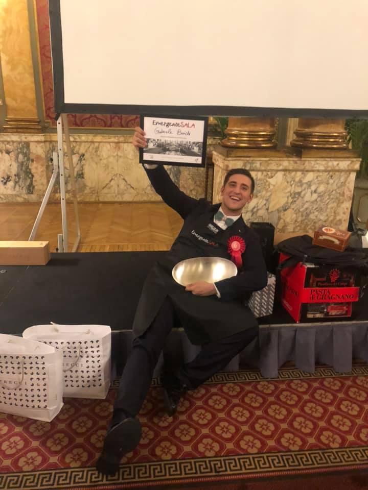 Gabriele Bianchi esulta con la targa del Miglior Cameriere d’Italia (foto dal suo profilo Facebook)