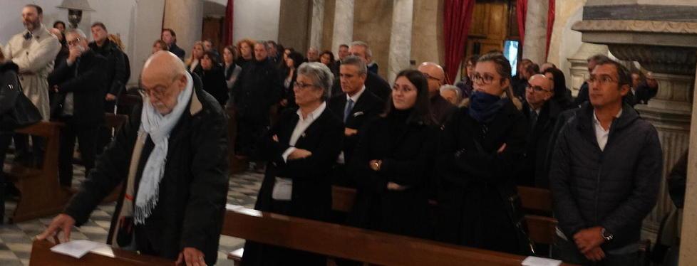 Ricordi e lacrime davanti alla foto del suo sorriso