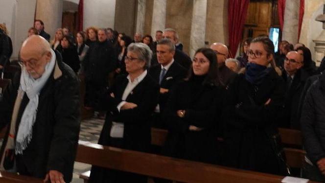 Ricordi e lacrime davanti alla foto del suo sorriso