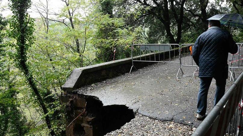 Maltempo, cede la strada Chiusa al traffico la via Vecchia per Torre