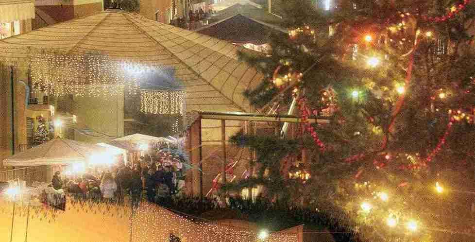 A Massarosa le frazioni si sfidano addobbando gli alberi di Natale 