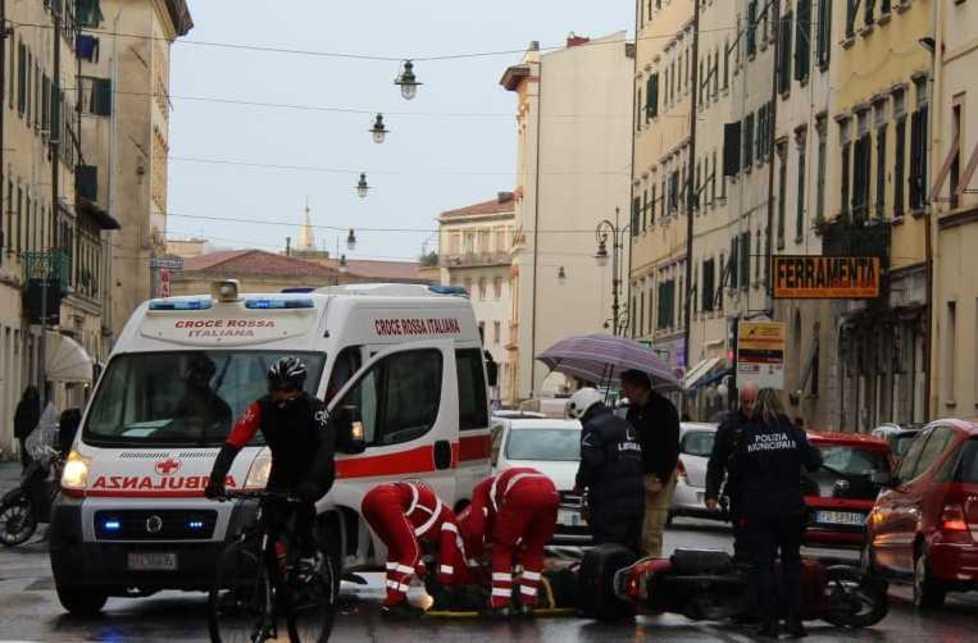 Sbalzato a terra dallo scooter