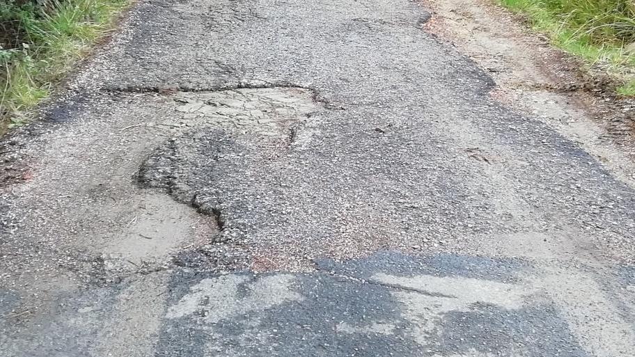 Buche sulle strade di Gabbro