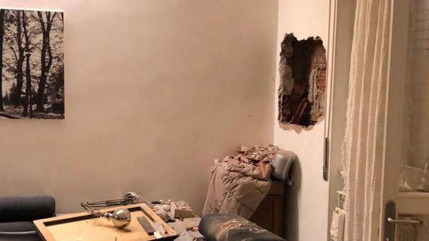 Ladri acrobati salgono al primo piano e si chiudono in casa