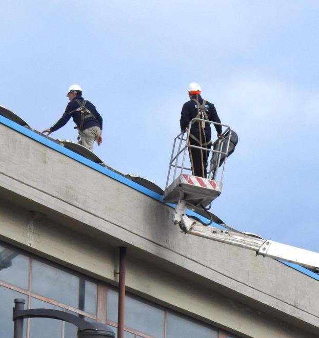 Piove nella palestra e il sindaco la chiude tra disagi e proteste 