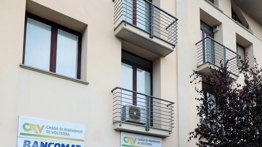 Forzano la porta della banca e portano via la cassaforte