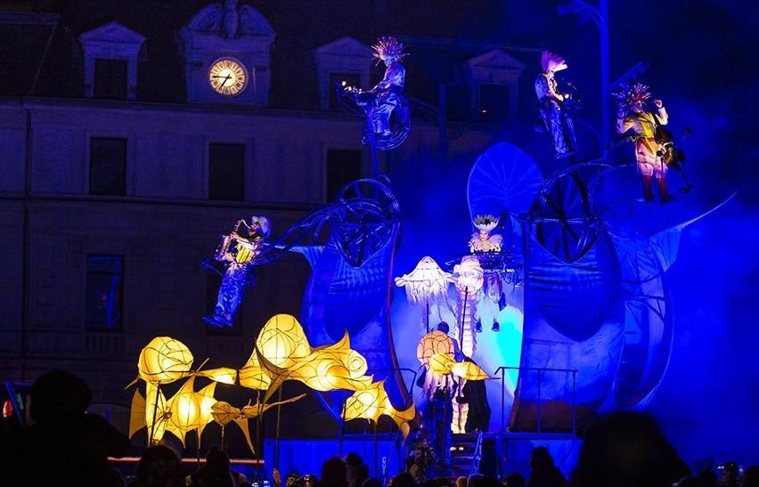 Capodanno in piazza Martiri con il teatro acrobatico 